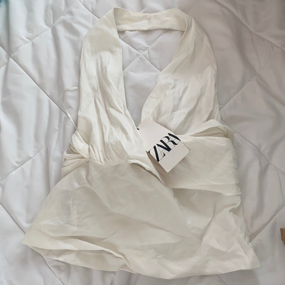 Beautiful back less shirt from #zara